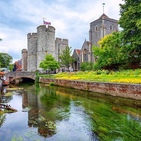 Broadway'S Canterbury City Escape Bagian luar foto