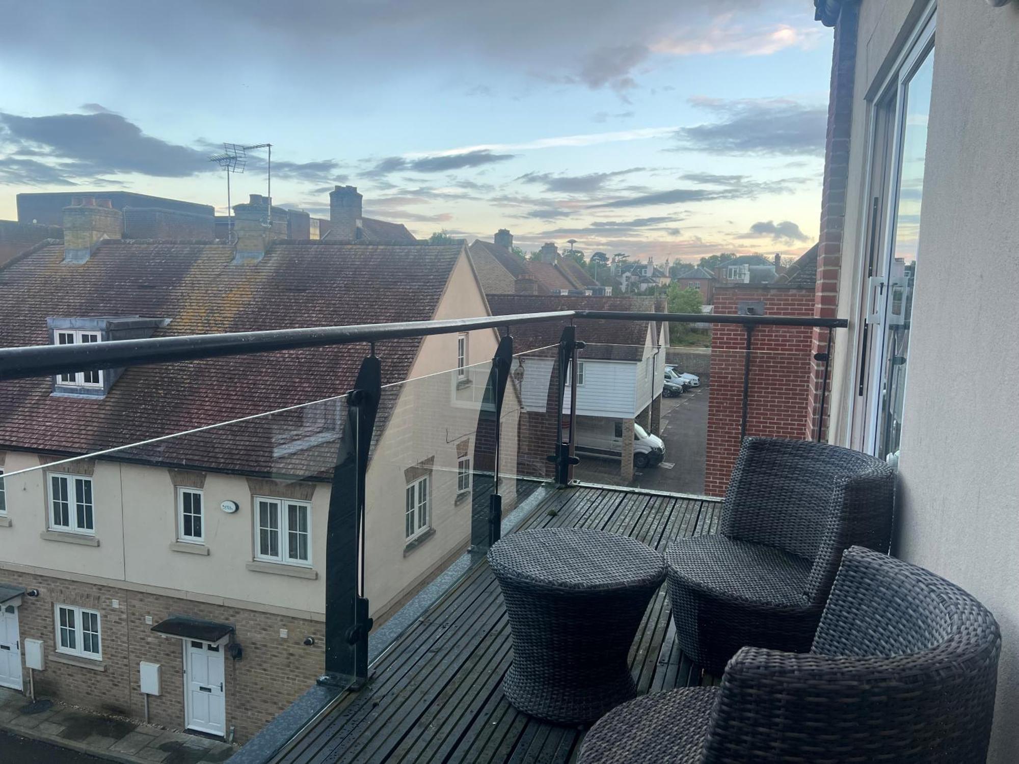 Broadway'S Canterbury City Escape Bagian luar foto